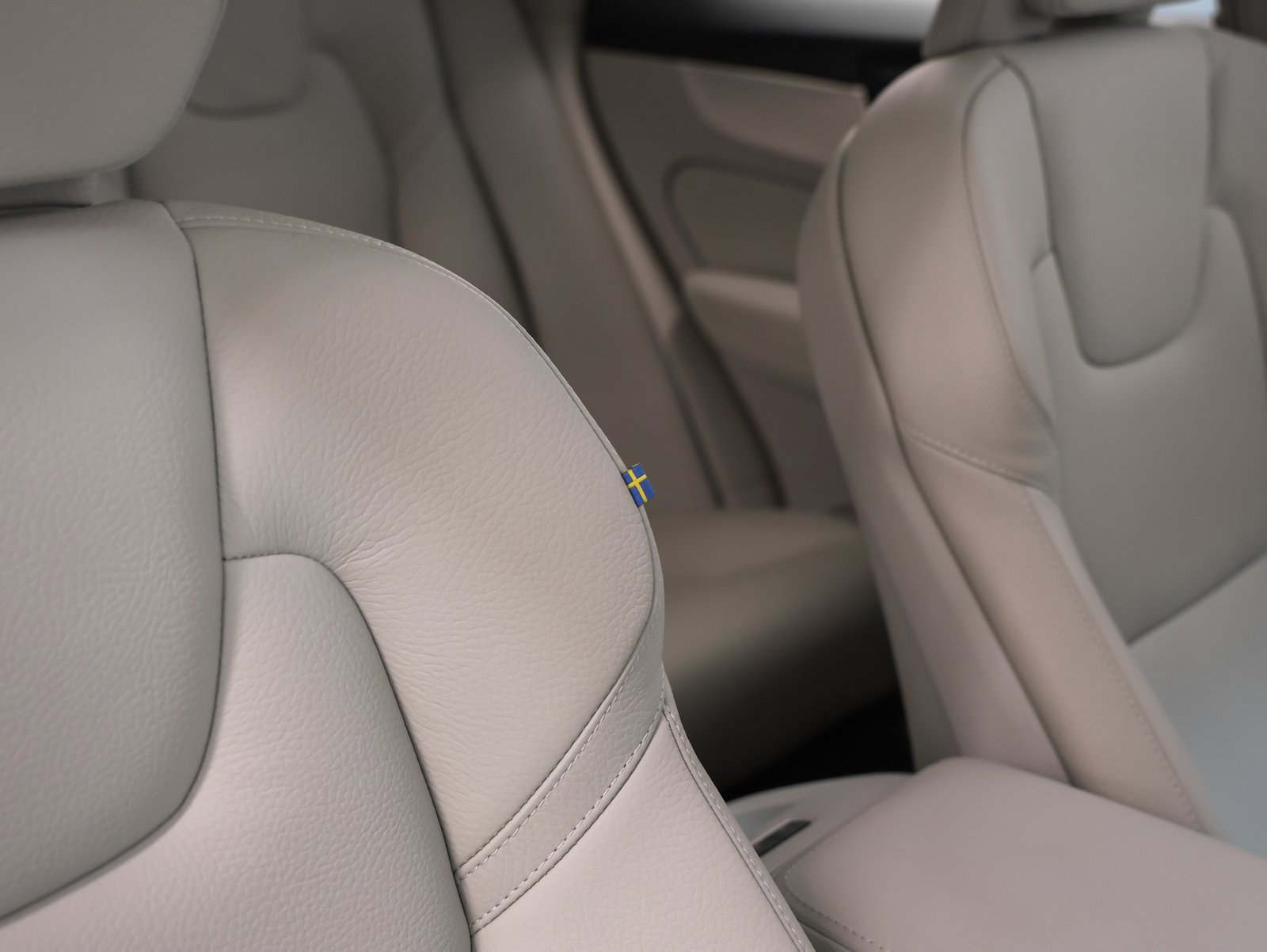 Used 2025 Volvo XC60 B5 Plus w/ Protection Package Premier image 24