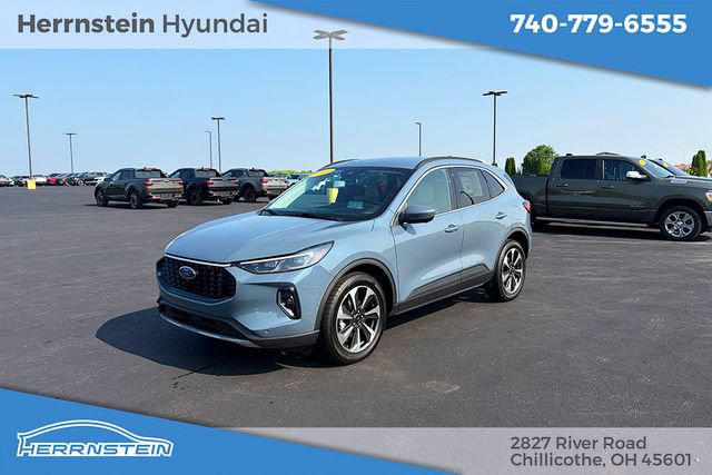 Used 2023 Ford Escape Platinum w/ Premium Technology Package AWD/4WD image 3
