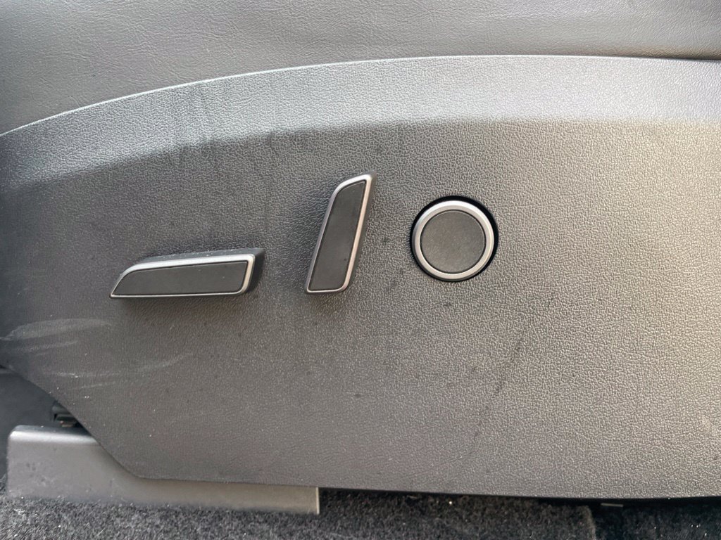 Used 2023 Tesla Model Y Performance AWD/4WD image 17