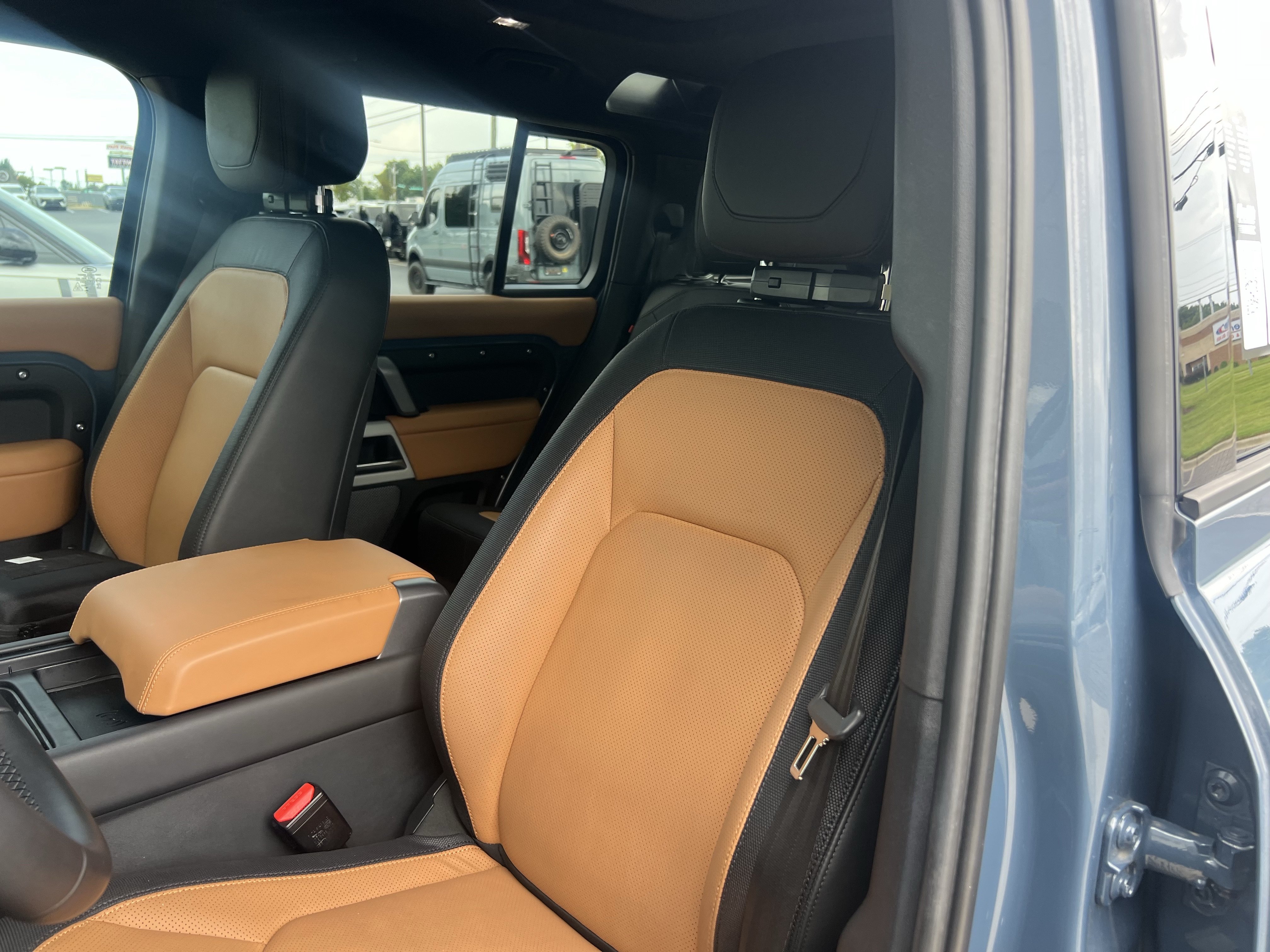 Used 2024 Land Rover Defender 110 X-Dynamic SE AWD/4WD image 17