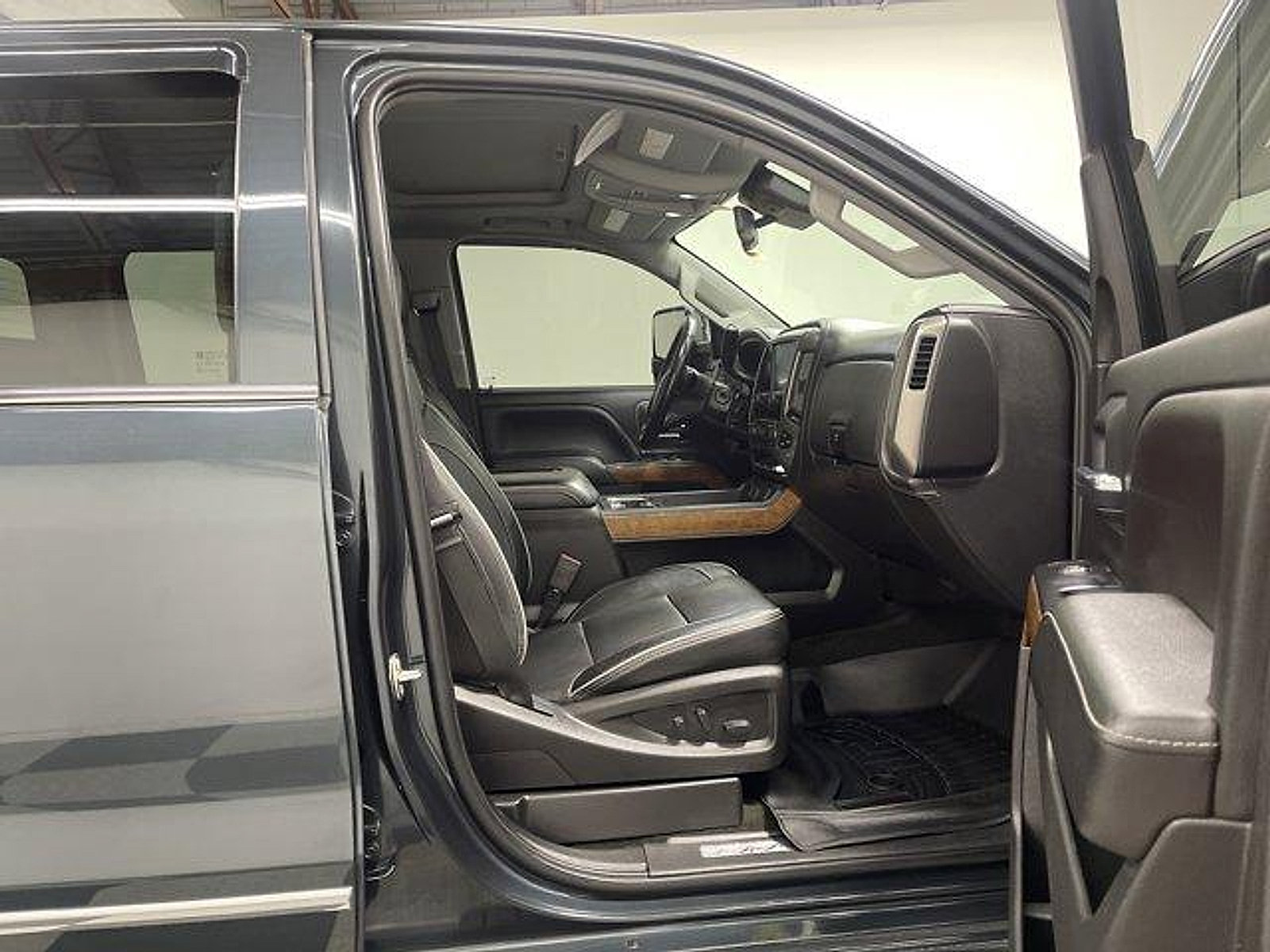 Used 2018 Chevrolet Silverado 2500 High Country w/ Duramax Plus Package AWD/4WD image 18