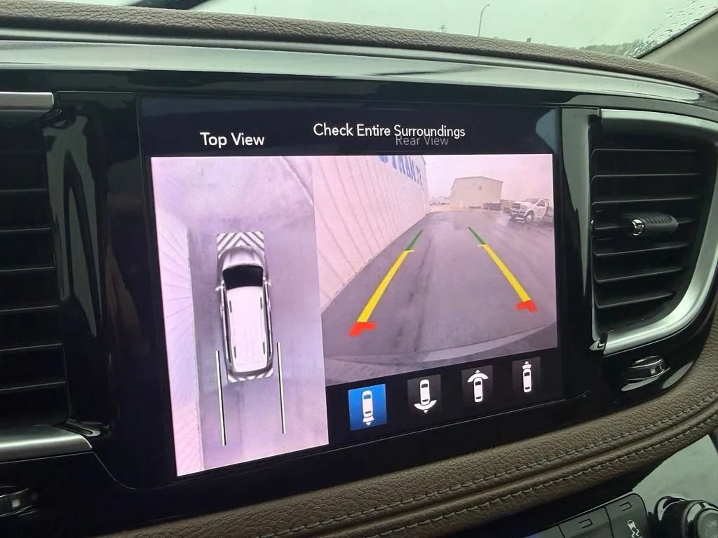 Used 2019 Chrysler Pacifica Limited w/ Tire & Wheel Group FWD image 19