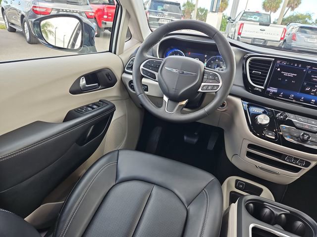 Used 2024 Chrysler Pacifica Touring-L image 10