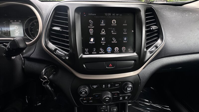 Used 2016 Jeep Cherokee Latitude FWD image 19