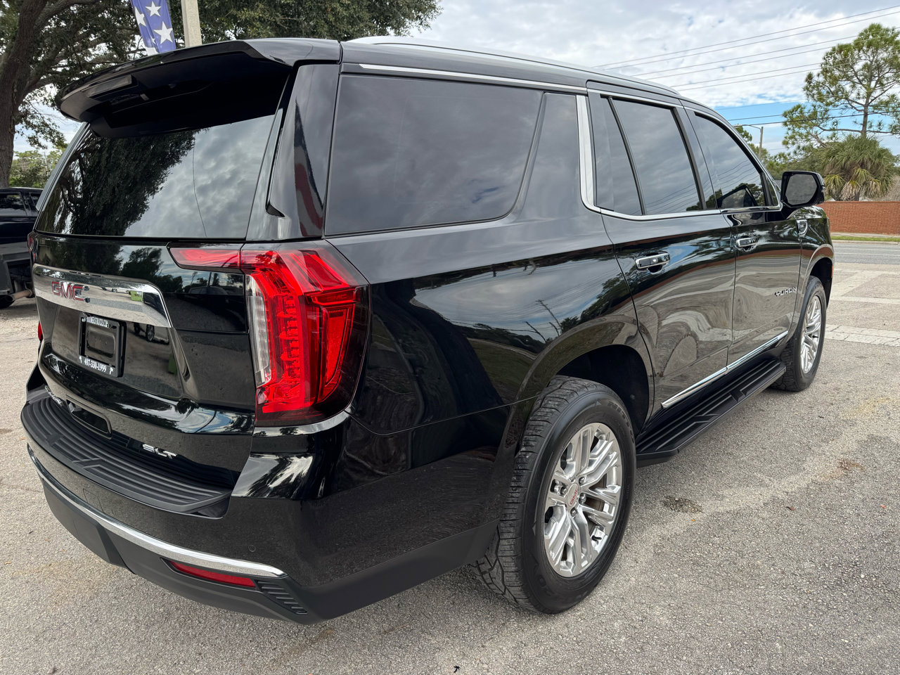 Used 2021 GMC Yukon SLT w/ SLT Premium Package image 6