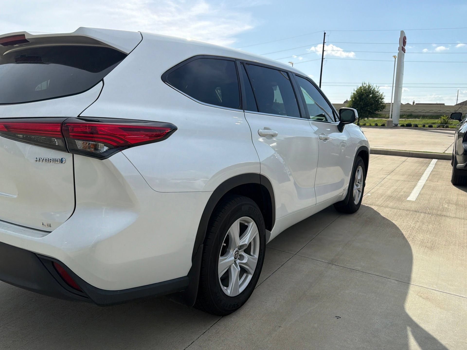 Used 2023 Toyota Highlander LE AWD/4WD image 3
