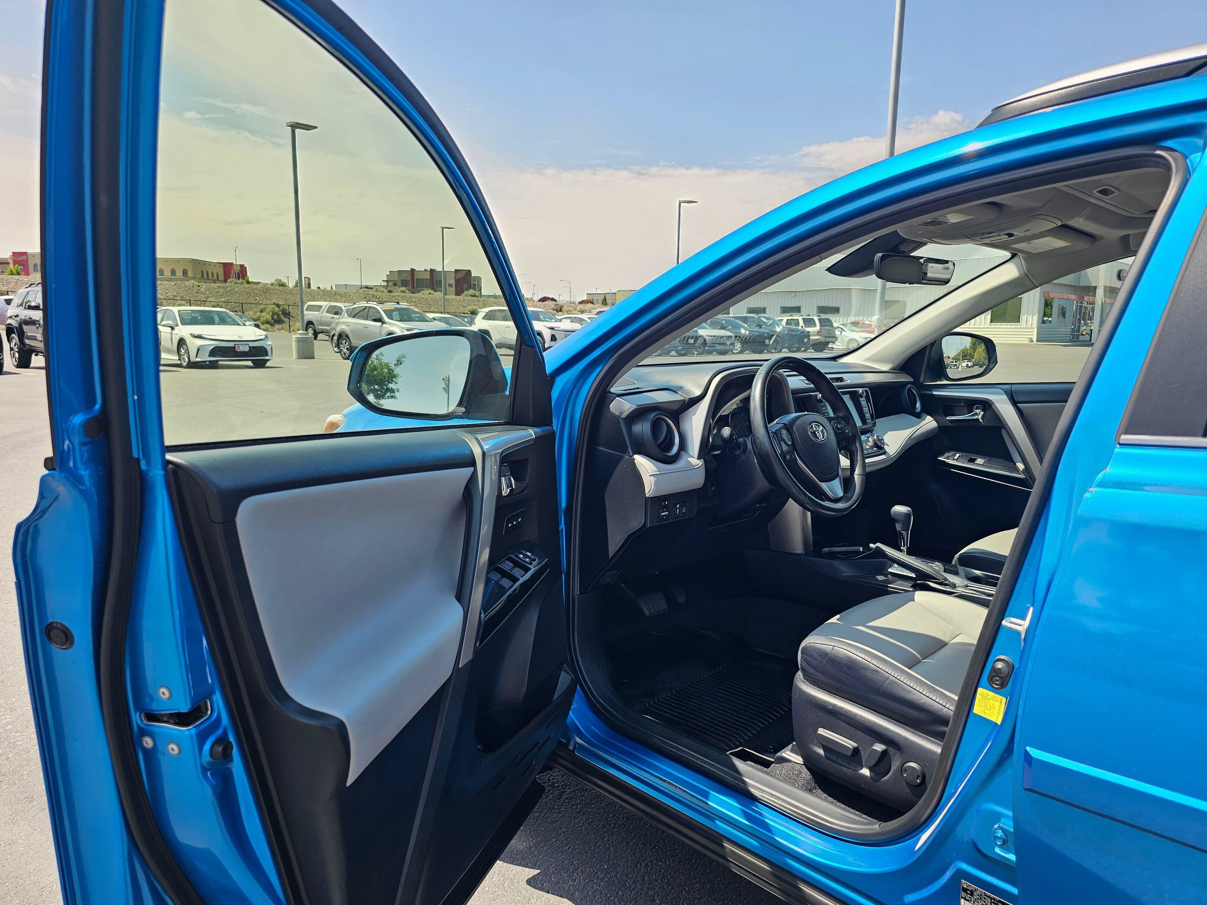 Used 2018 Toyota RAV4 Limited w/ Advanced Technology Package AWD/4WD image 18