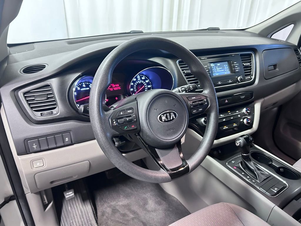 Used 2016 Kia Sedona L FWD image 2