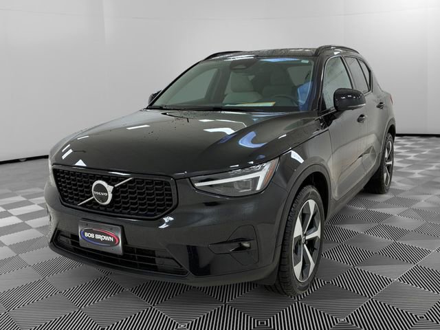 Used 2024 Volvo XC40 B5 Plus image 7