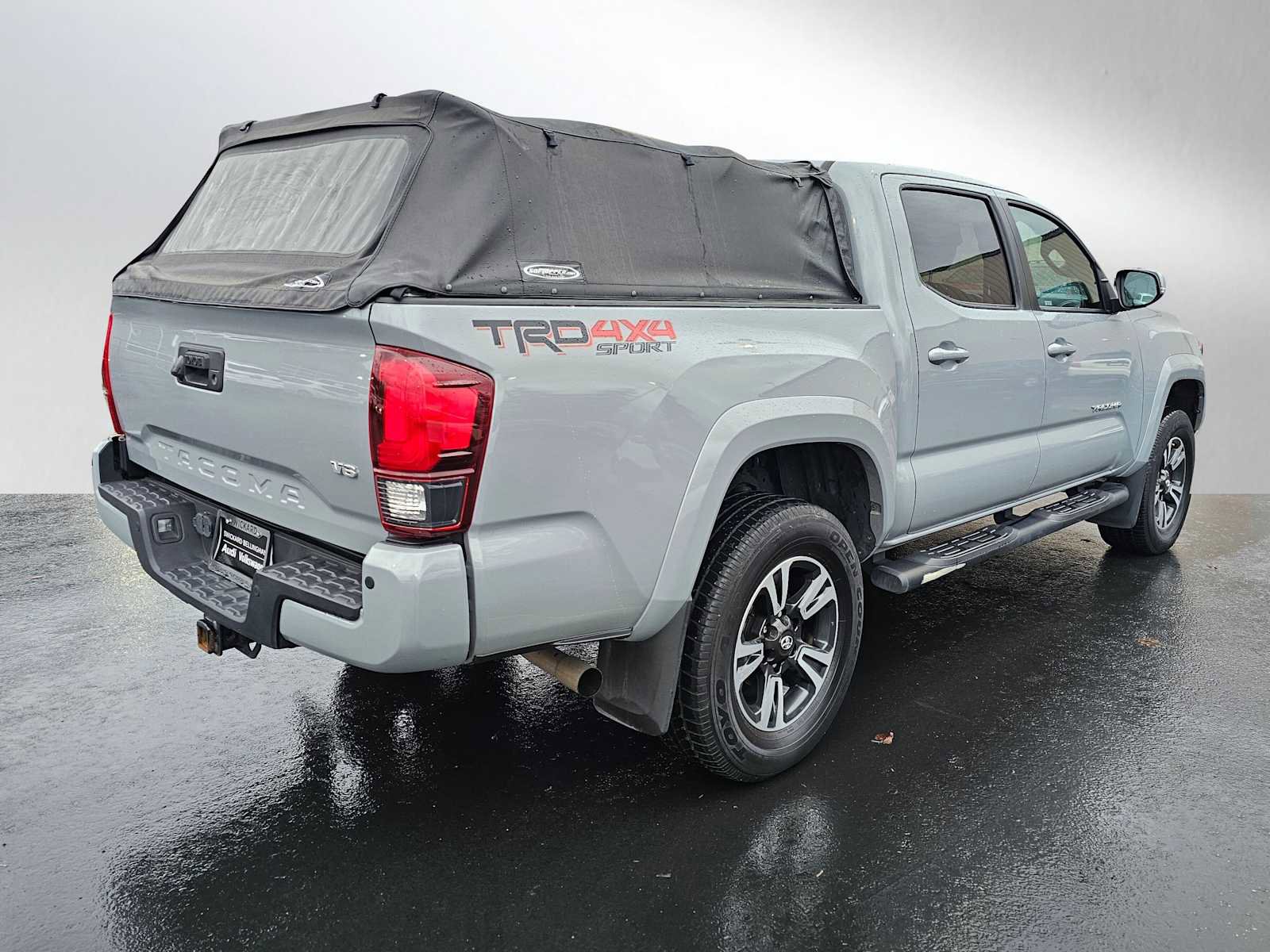 Used 2019 Toyota Tacoma TRD Sport image 3