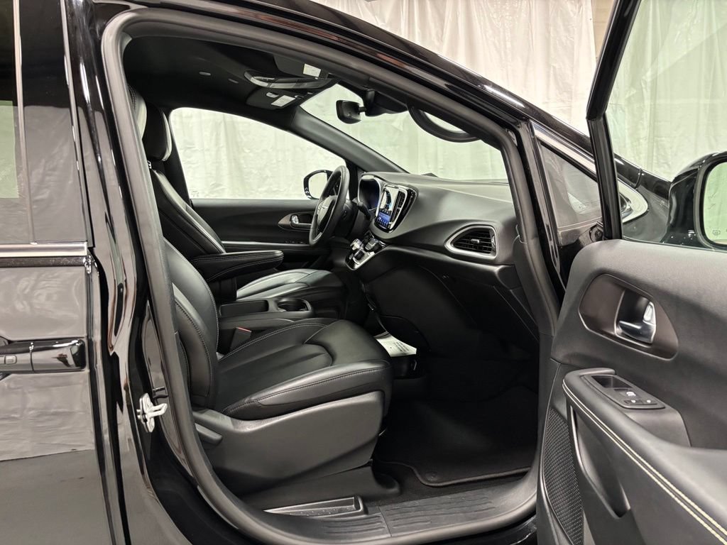 Used 2025 Chrysler Pacifica Select FWD image 54