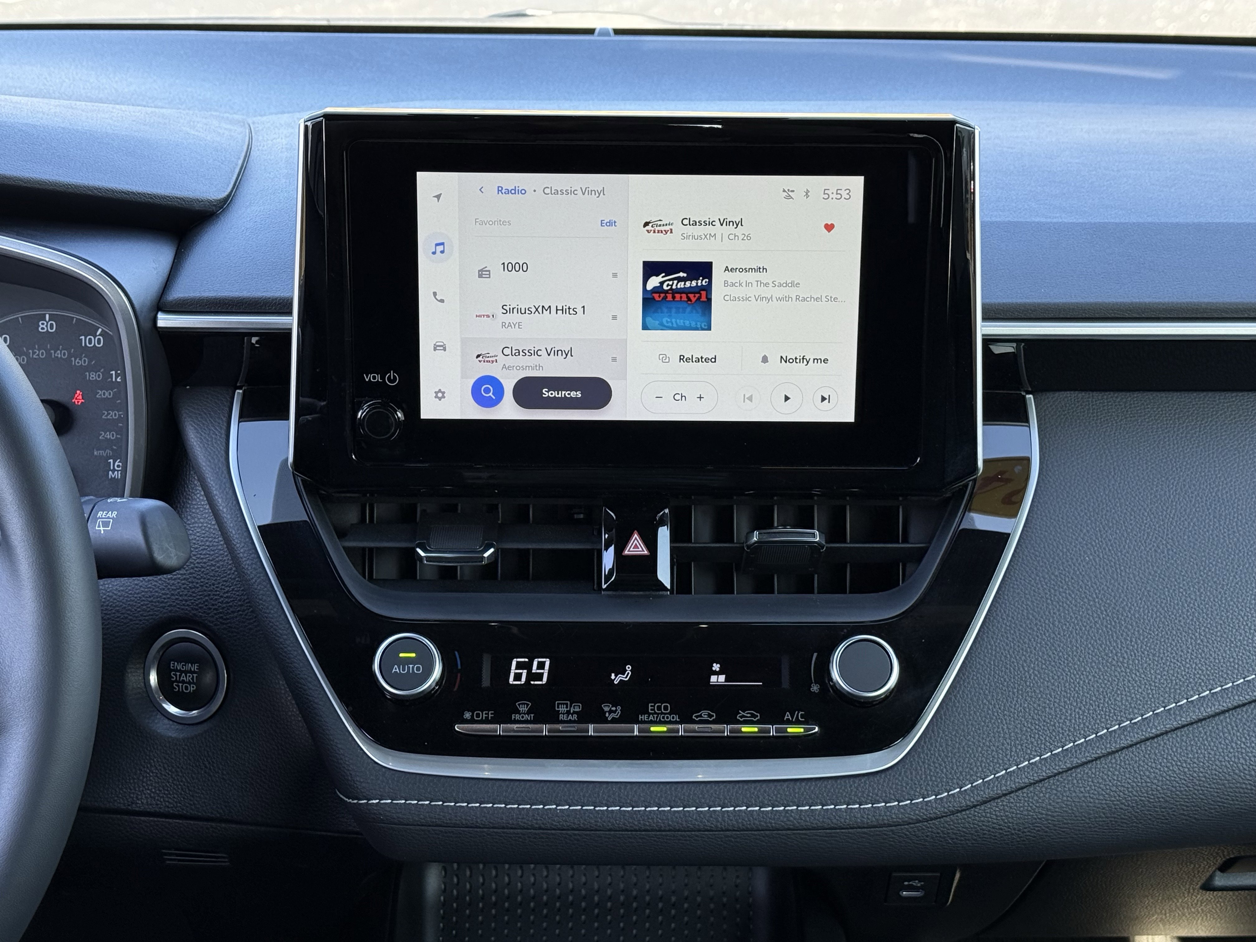 Used 2024 Toyota Corolla SE image 3