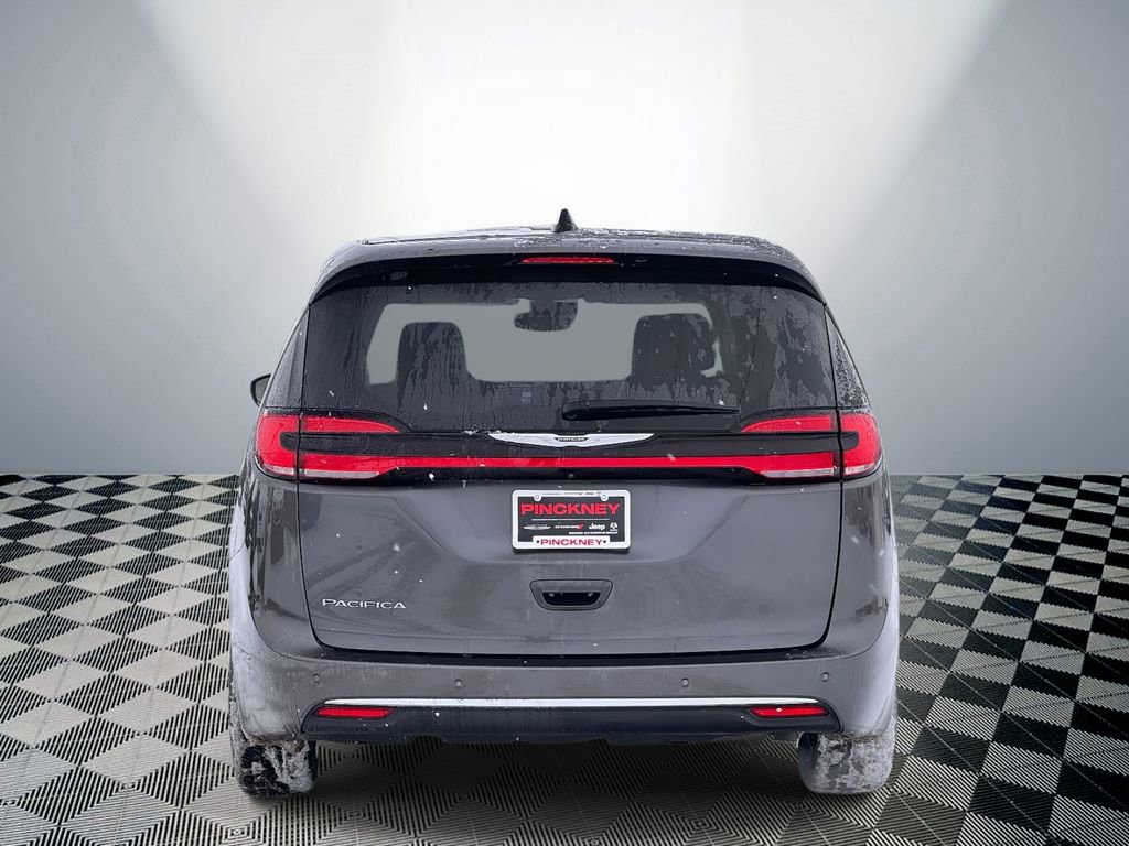 Used 2023 Chrysler Pacifica Touring-L image 6