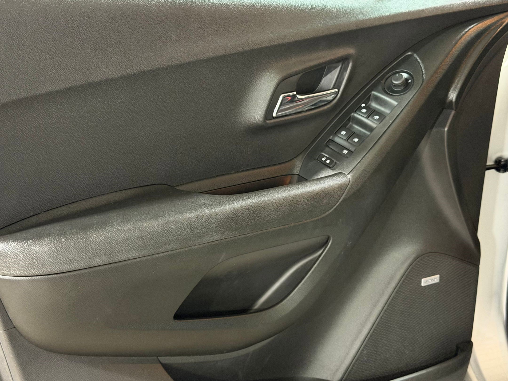 Used 2018 Chevrolet Trax Premier FWD image 12