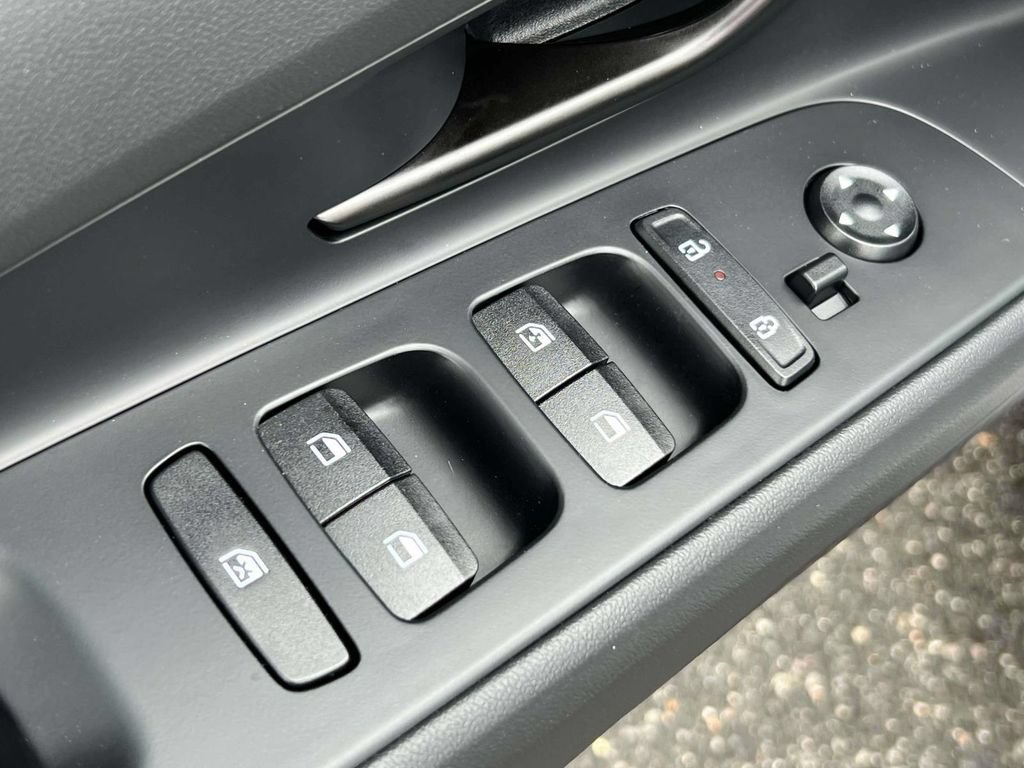 Used 2025 Hyundai Elantra SEL FWD image 15