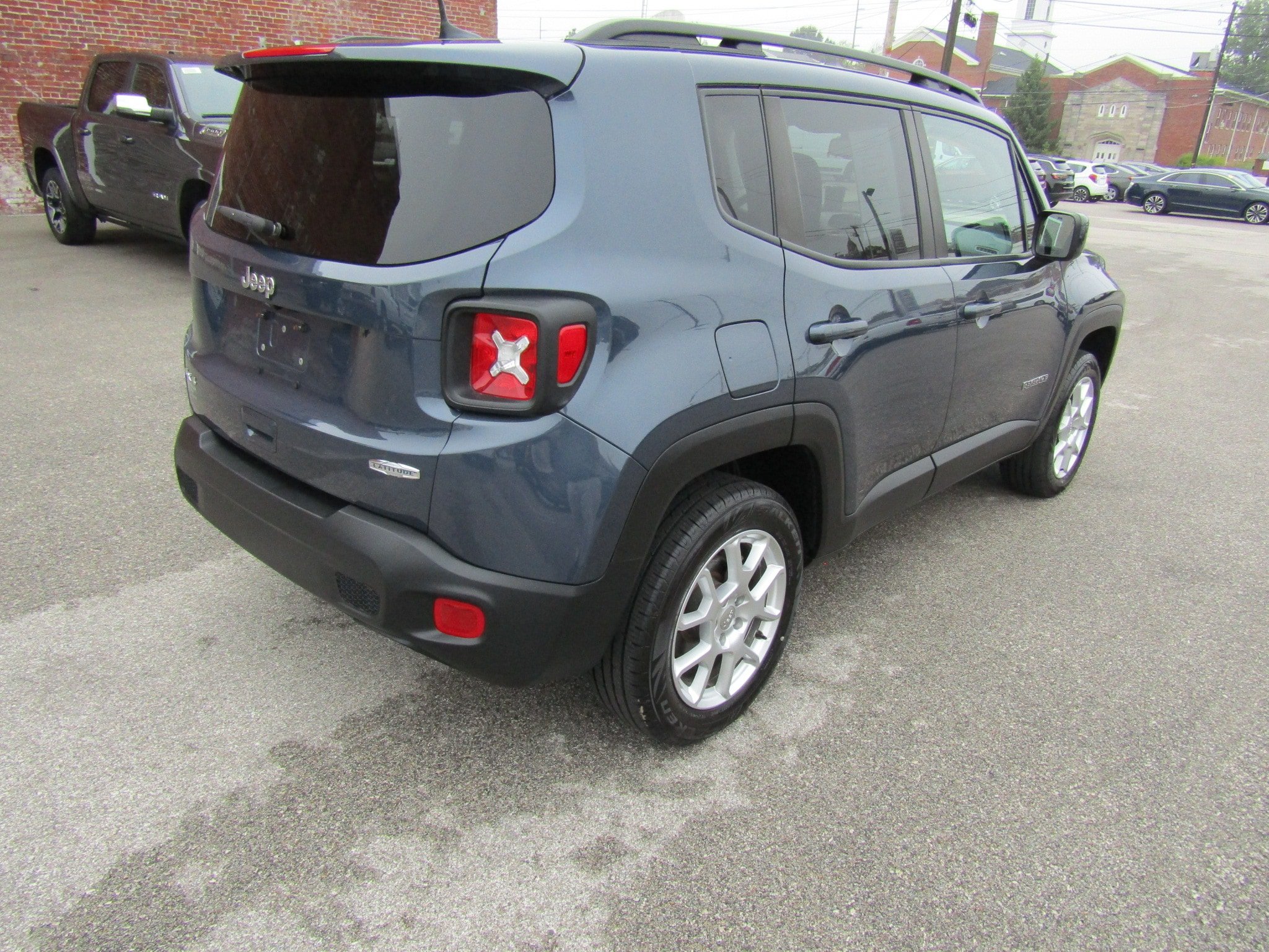 Used 2021 Jeep Renegade Latitude w/ Convenience Group AWD/4WD image 3