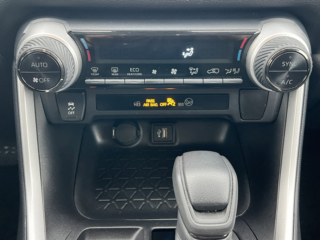 Used 2025 Toyota RAV4 LE image 27