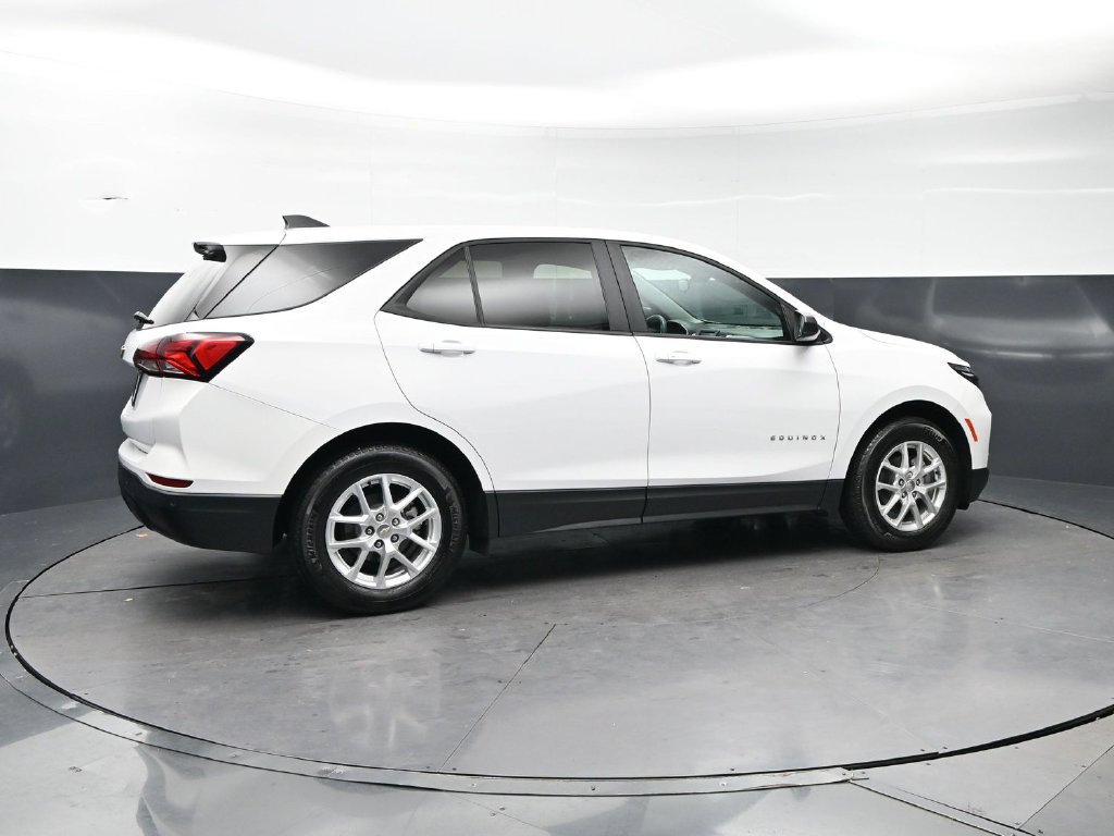 Used 2024 Chevrolet Equinox LS w/ LS Convenience Package FWD image 2