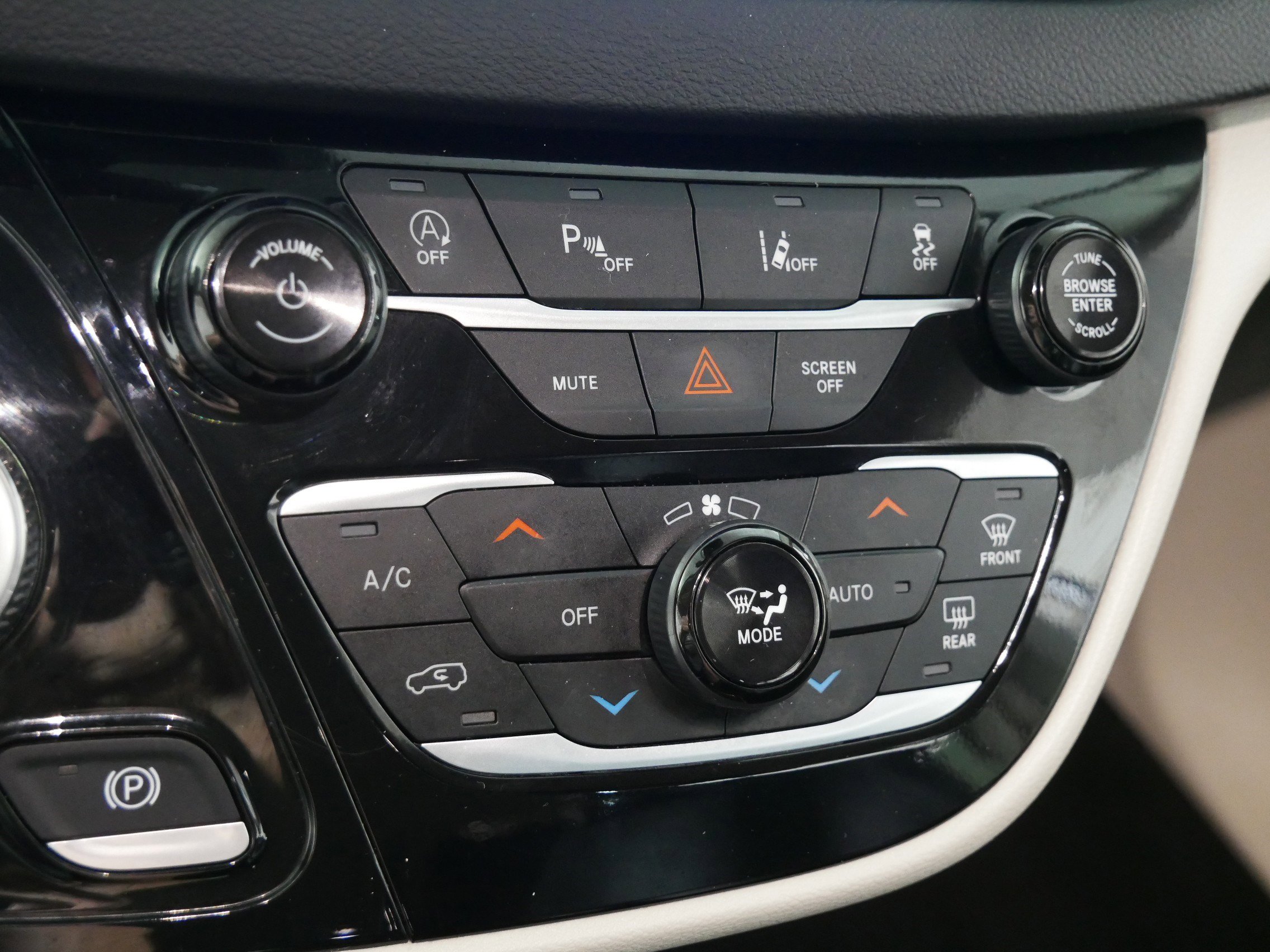 Used 2024 Chrysler Pacifica Touring-L image 23