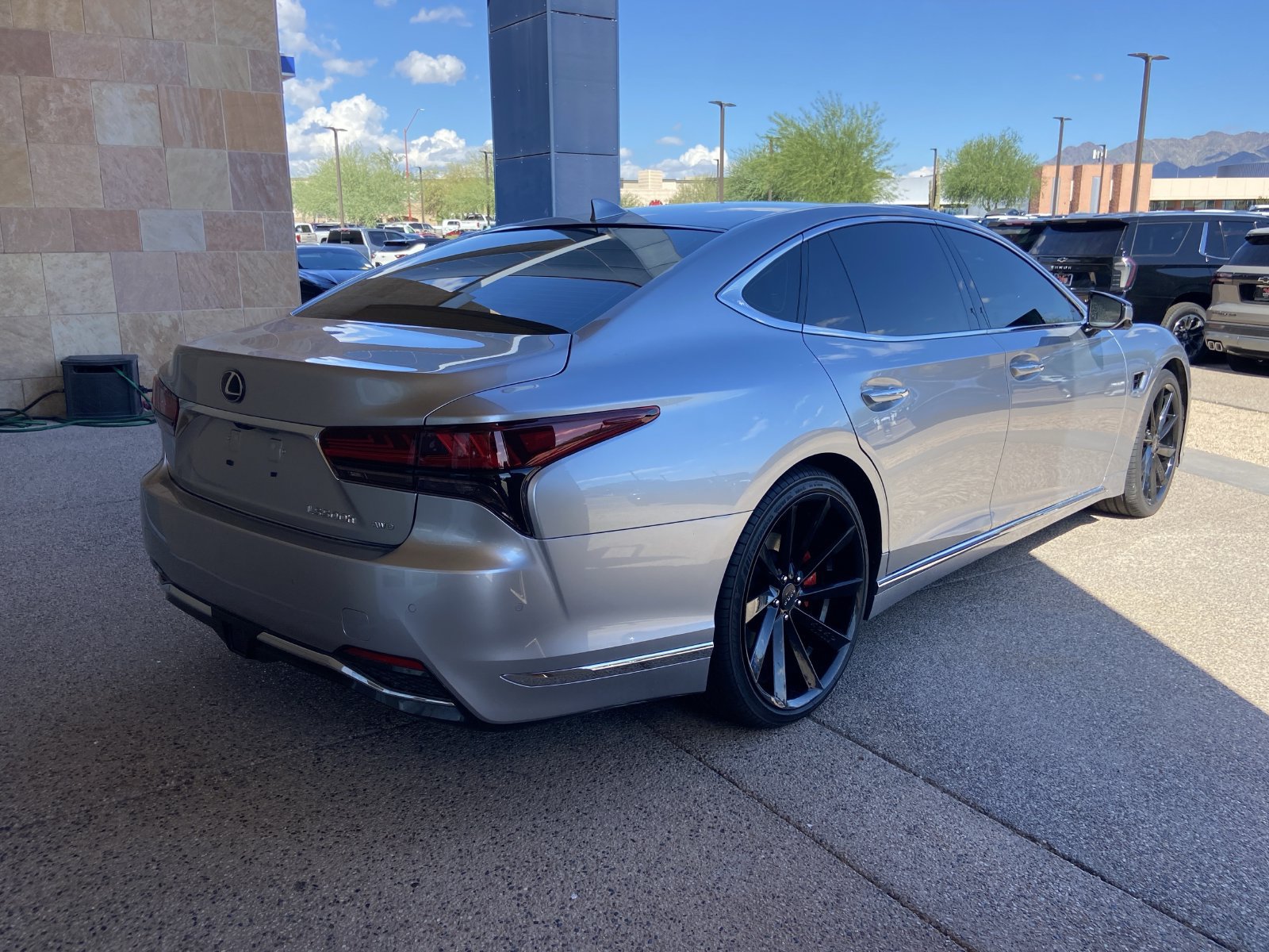 Used 2023 Lexus LS 500h AWD w/ Luxury Package image 5