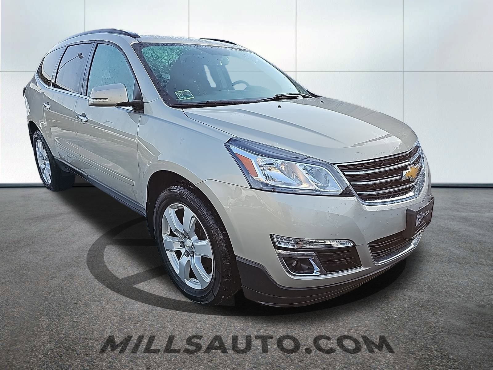 Used 2017 Chevrolet Traverse LT w/ Style and Technology Package image 4