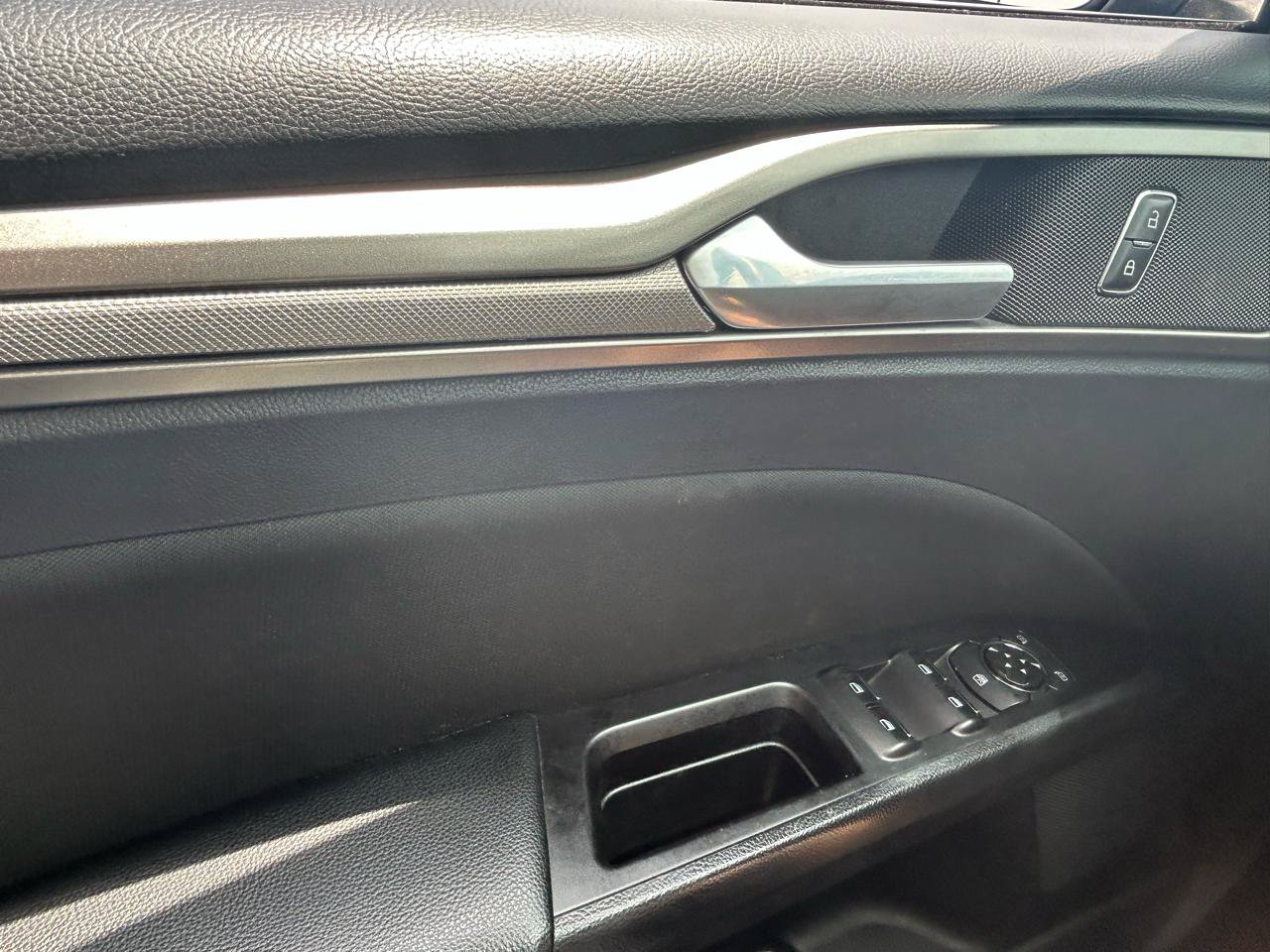 Used 2017 Ford Fusion SE w/ Fusion SE Technology Package FWD image 28