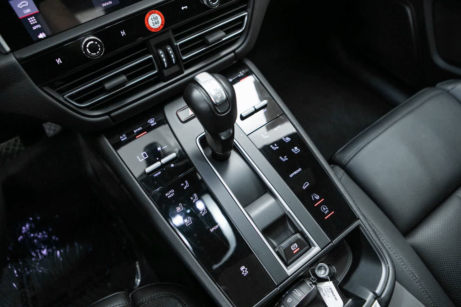 Certified 2023 Porsche Macan AWD/4WD image 27