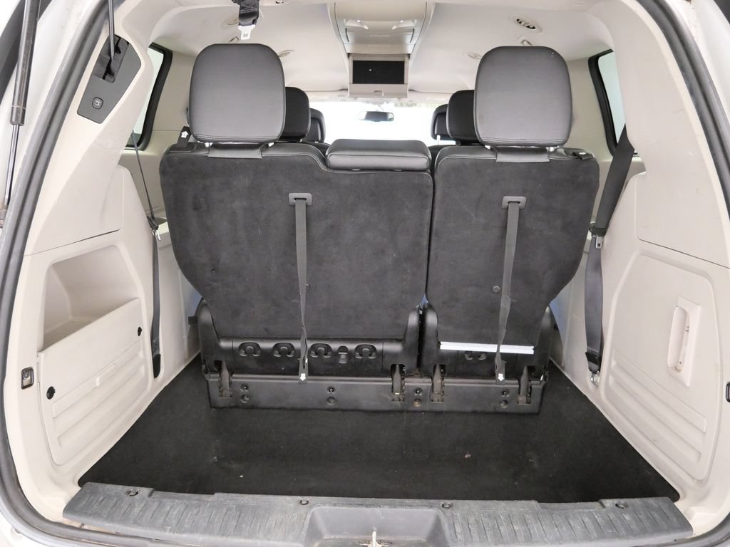Used 2014 Chrysler Town & Country Touring FWD image 12