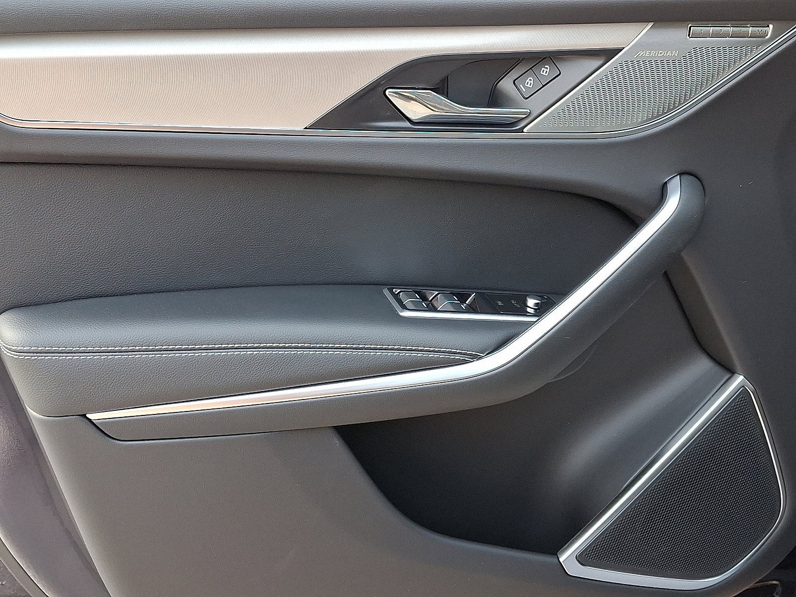 New 2026 Jaguar F-PACE R-Dynamic S image 9