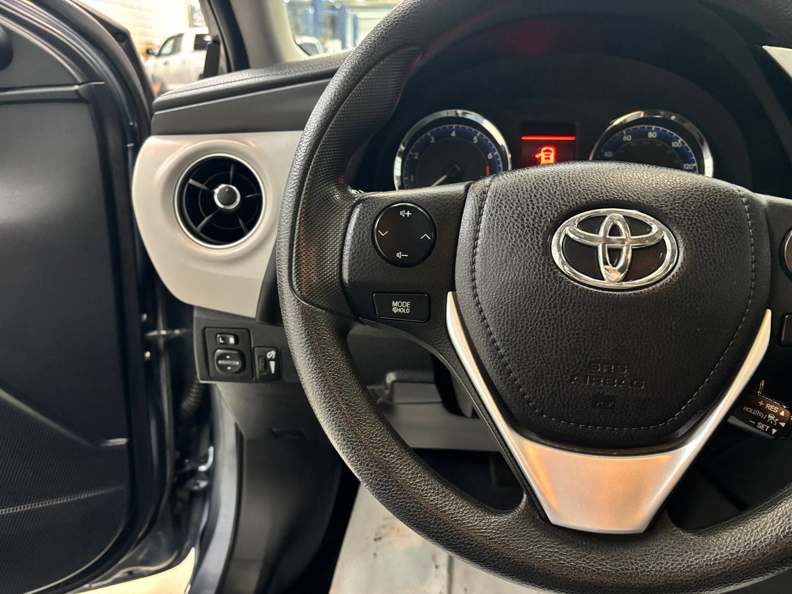 Used 2018 Toyota Corolla LE FWD image 16