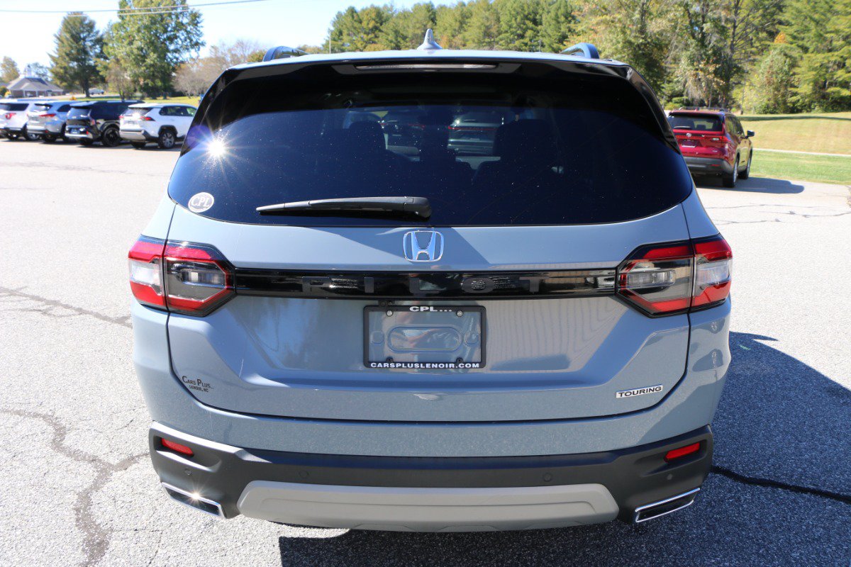 Used 2025 Honda Pilot Touring image 4