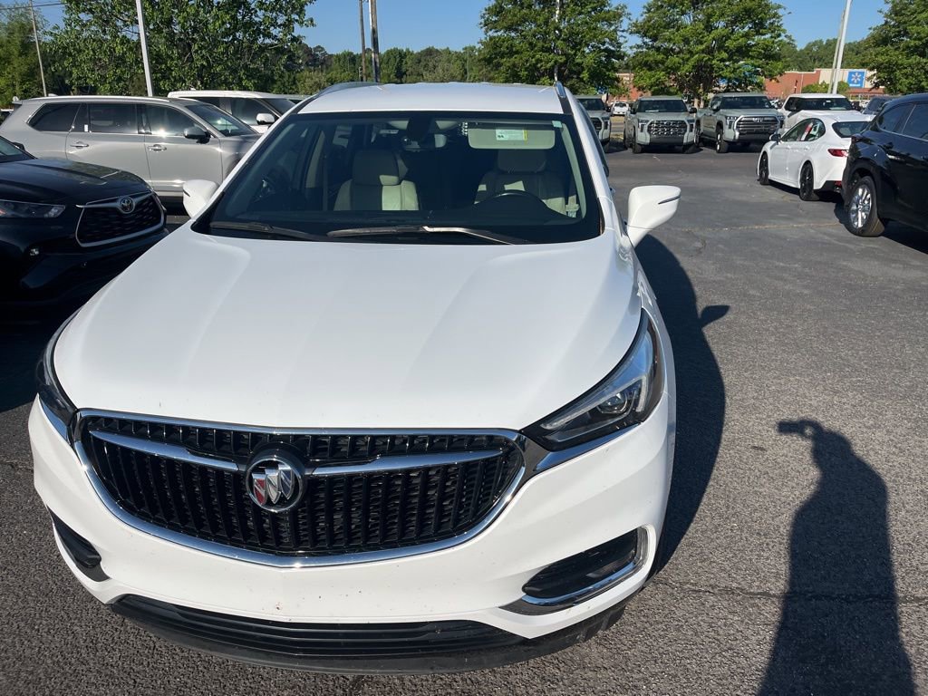 Used 2018 Buick Enclave Essence image 2