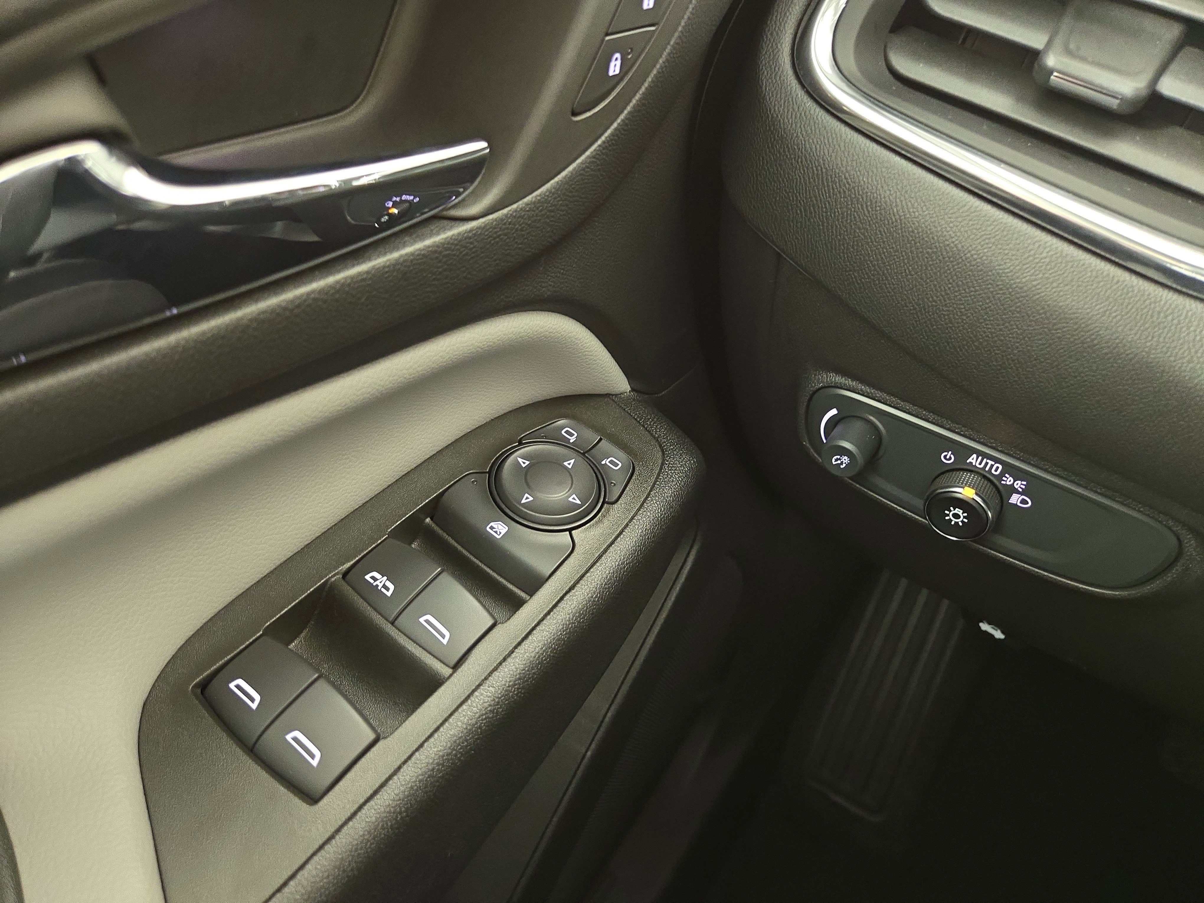 Used 2023 Chevrolet Equinox LS w/ Driver Confidence II Package image 28