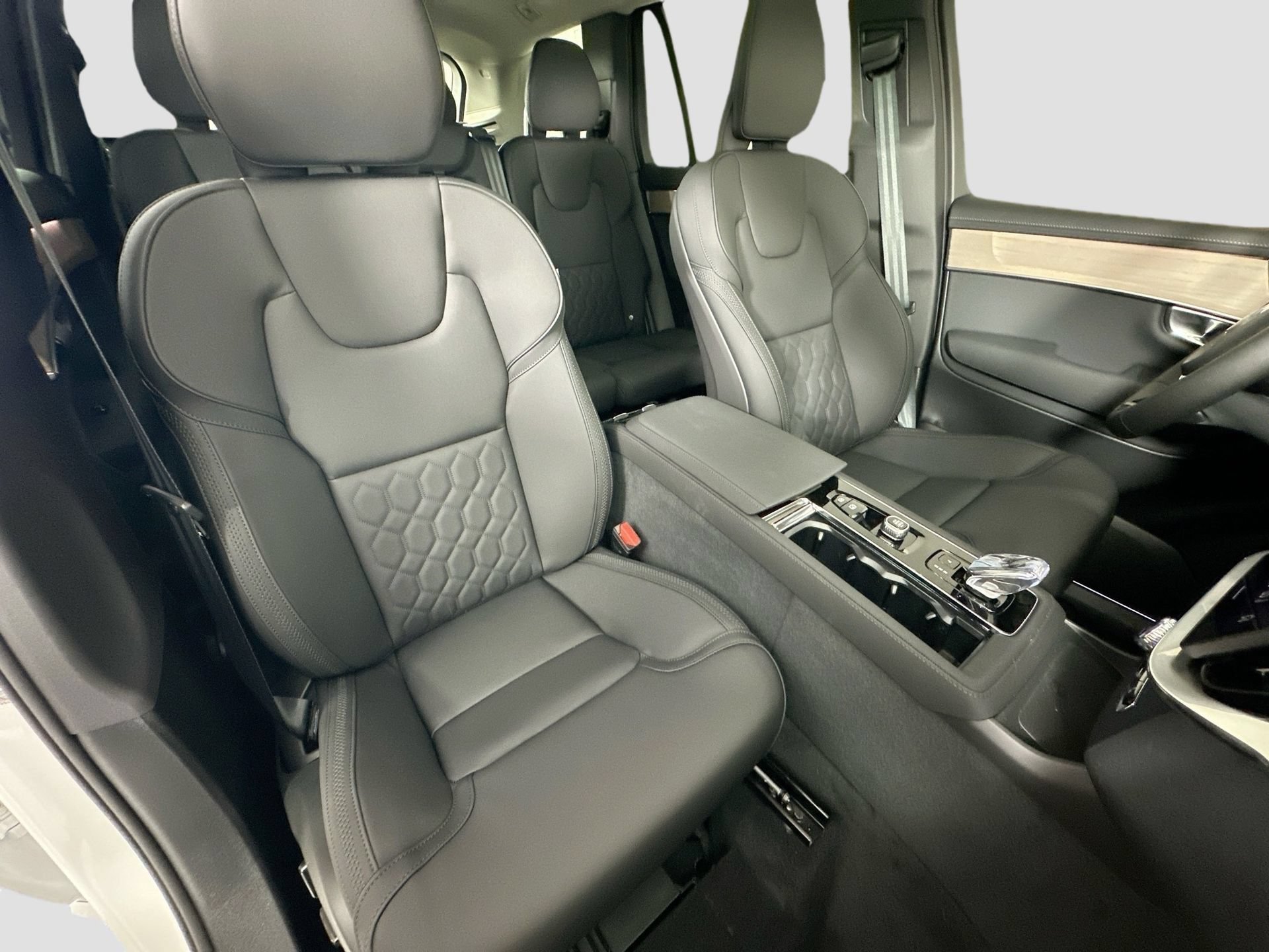 New 2026 Volvo XC90 B5 Plus w/ Protection Package Premier AWD/4WD image 30