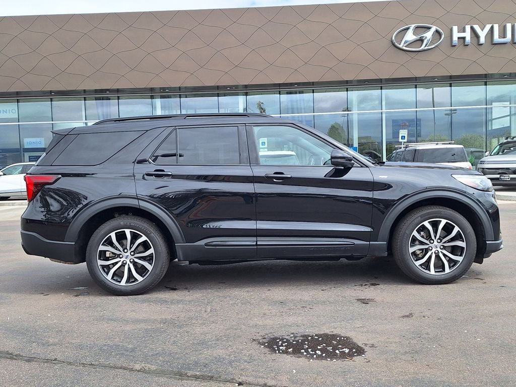 Used 2025 Ford Explorer ST-Line image 2
