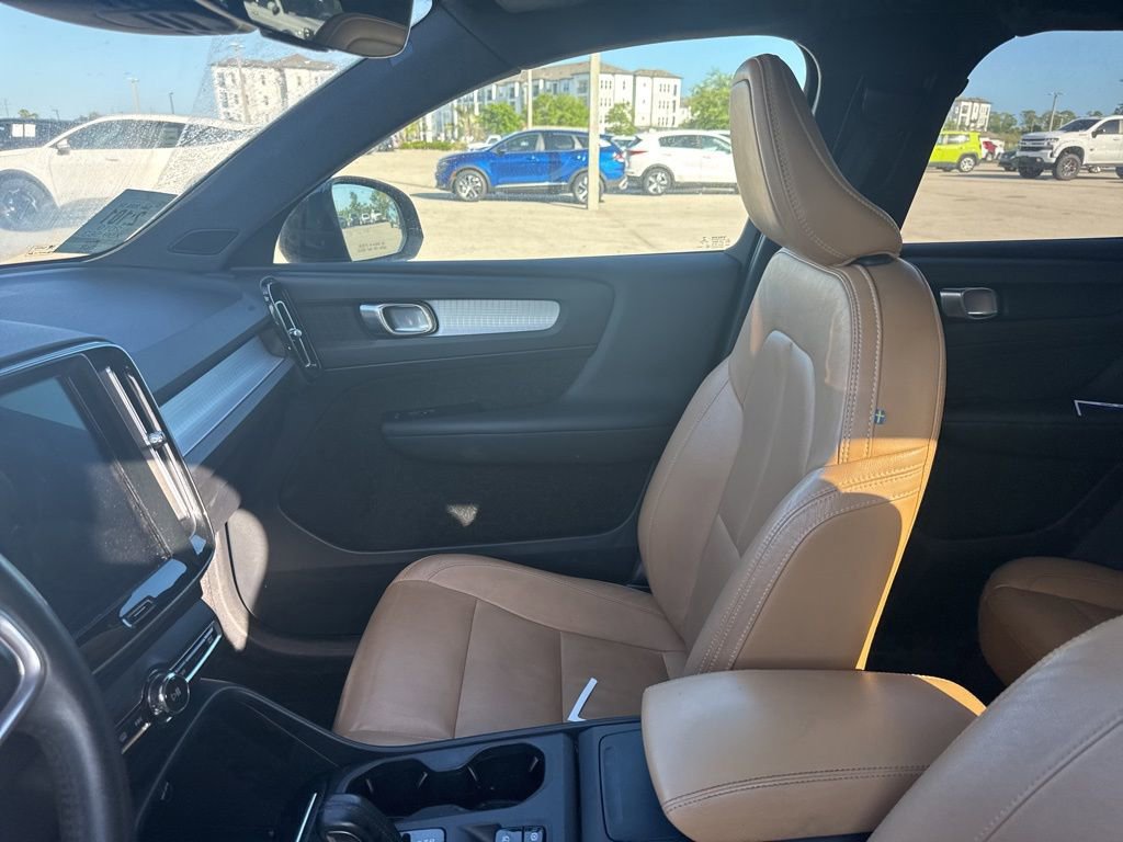 Used 2019 Volvo XC40 T5 Momentum image 9