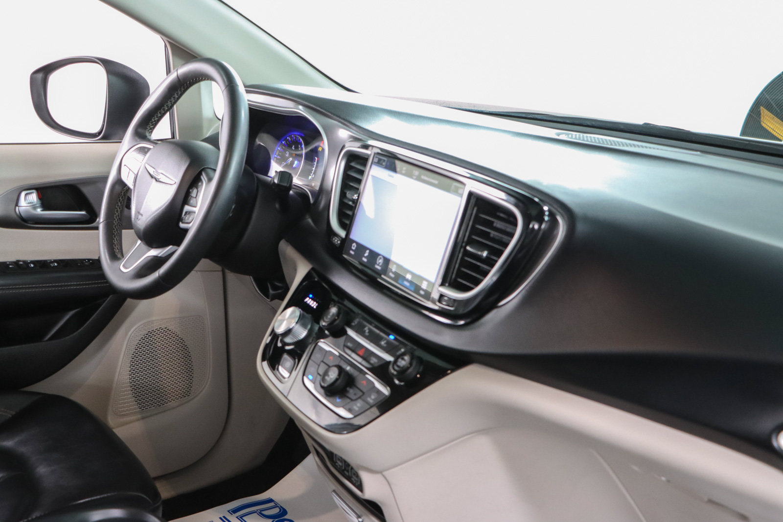 Used 2023 Chrysler Pacifica Touring-L FWD image 26