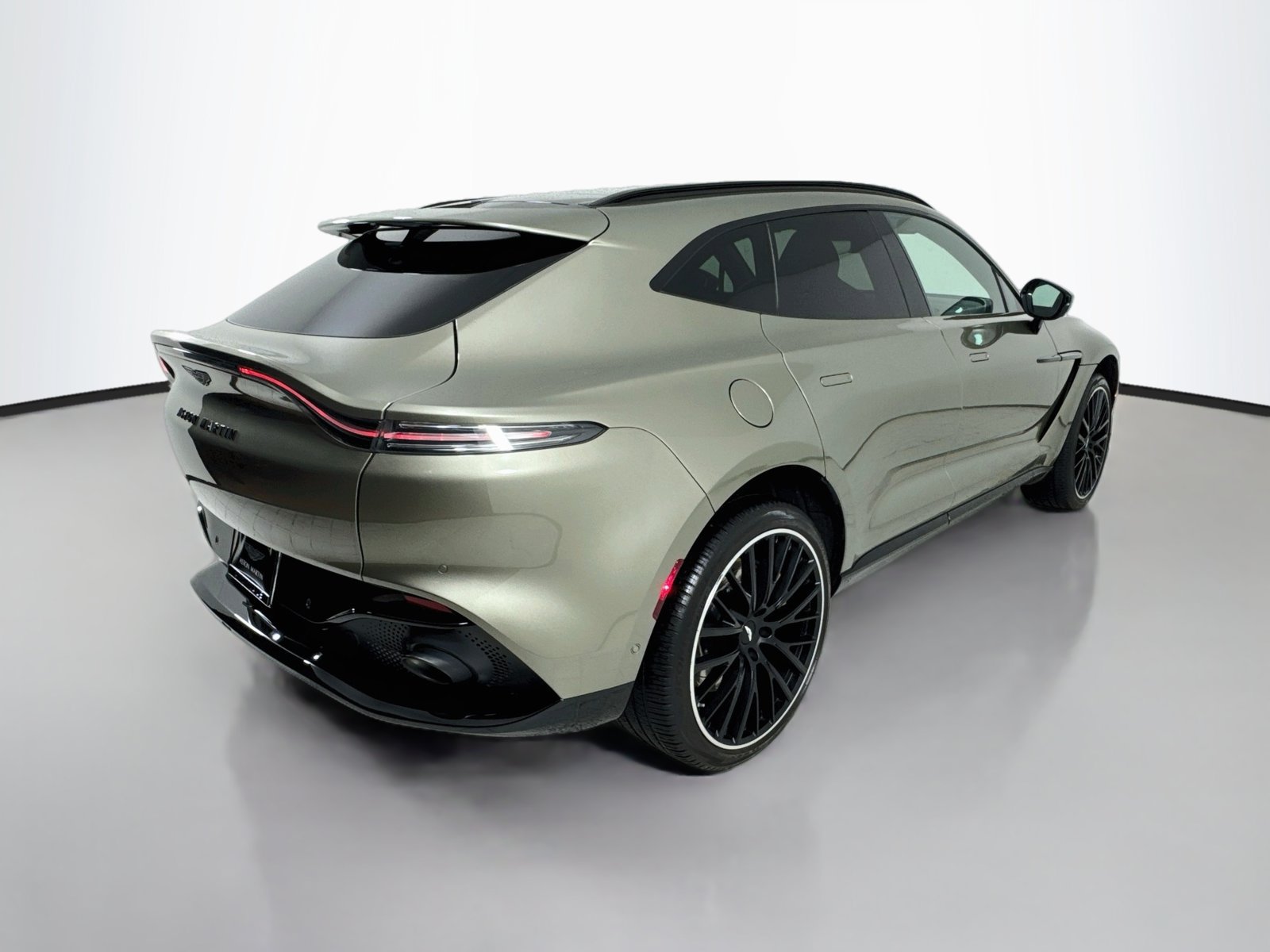 Used 2023 Aston Martin DBX AWD/4WD image 8