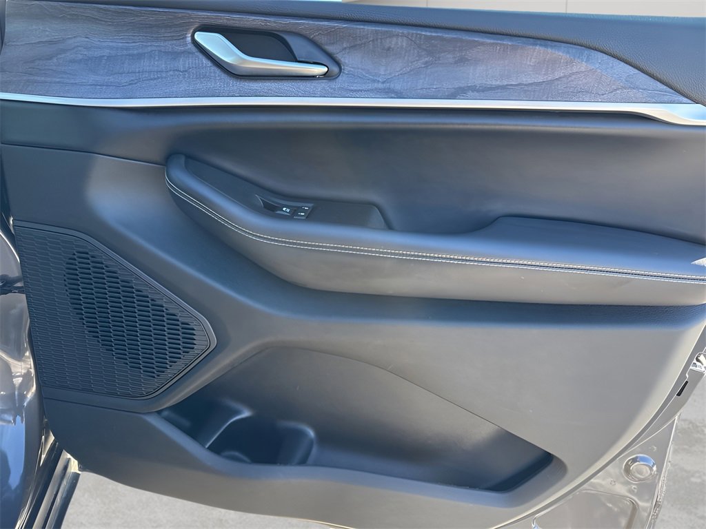 Used 2023 Jeep Grand Cherokee Limited w/ Black Appearance Package image 9