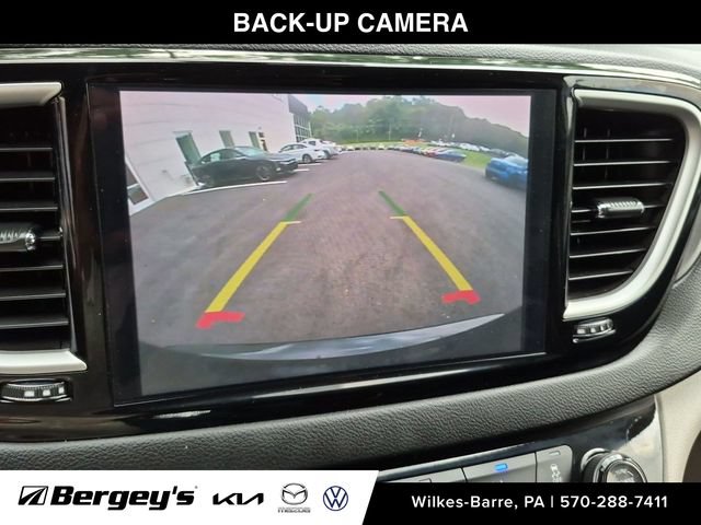 Used 2024 Chrysler Pacifica Touring-L FWD image 19