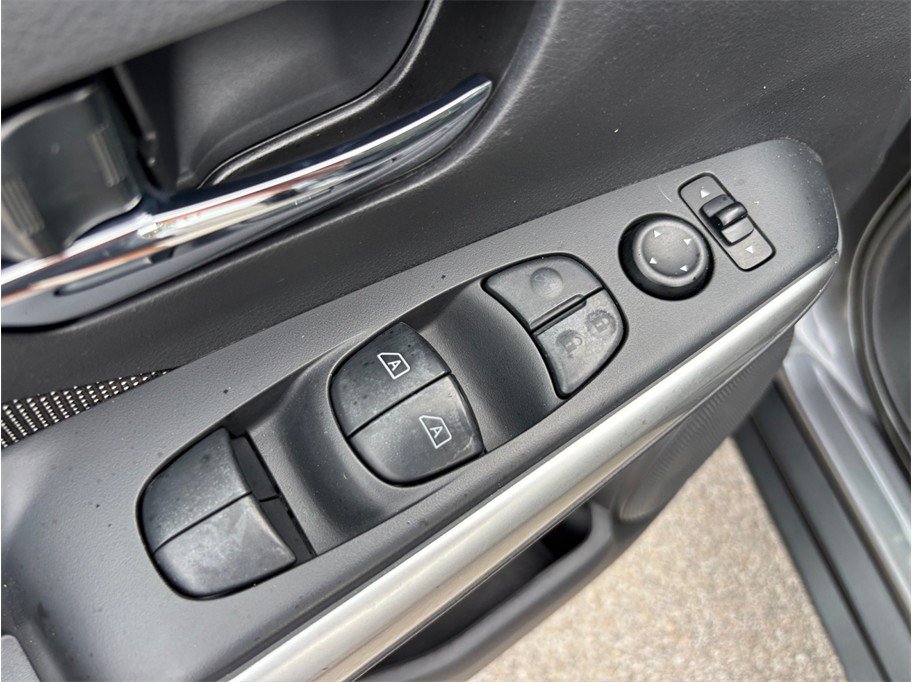 Used 2019 Nissan Kicks SV FWD image 18