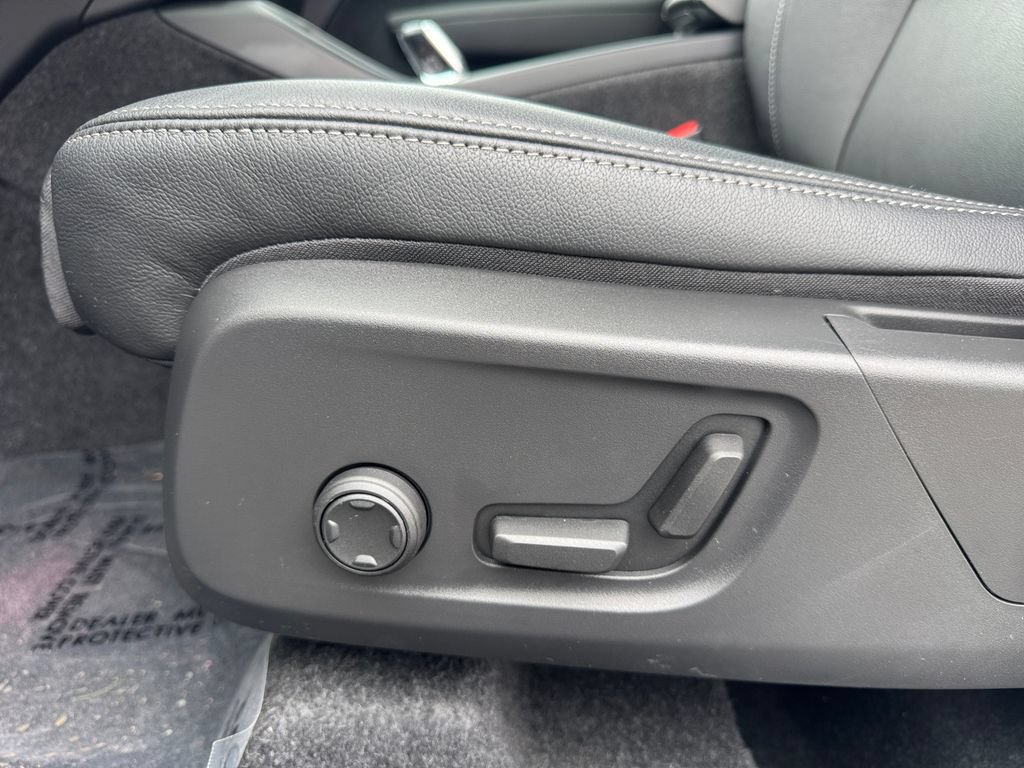 Certified 2025 Volvo XC40 B5 Plus AWD/4WD image 14
