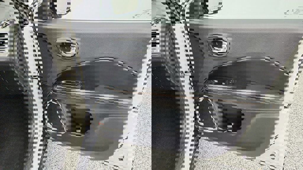 Used 2018 Jeep Compass Latitude w/ Popular Equipment Group image 27