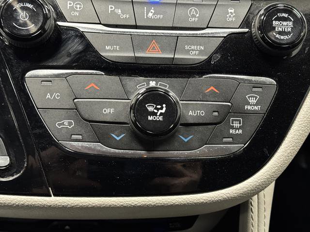 Used 2023 Chrysler Pacifica Limited w/ Uconnect Theater Family Group image 22