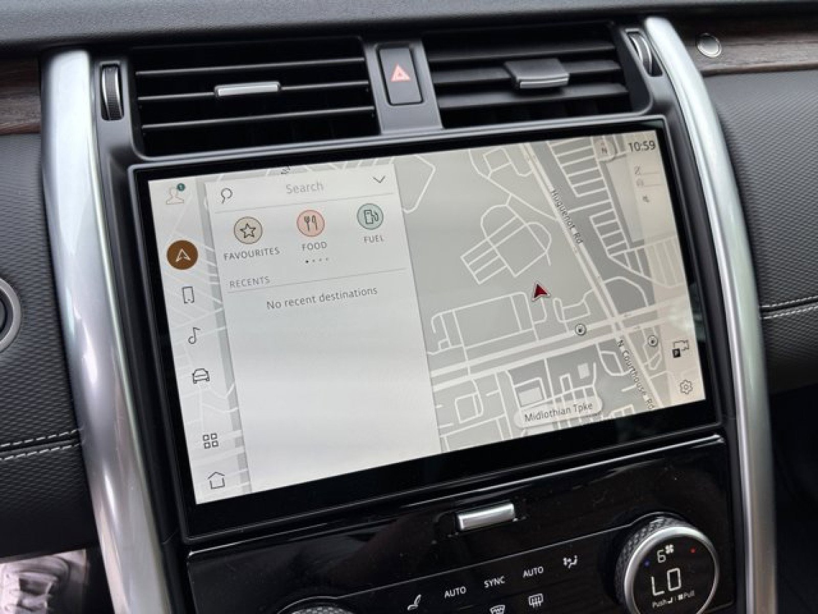 New 2025 Land Rover Discovery Dynamic SE image 16