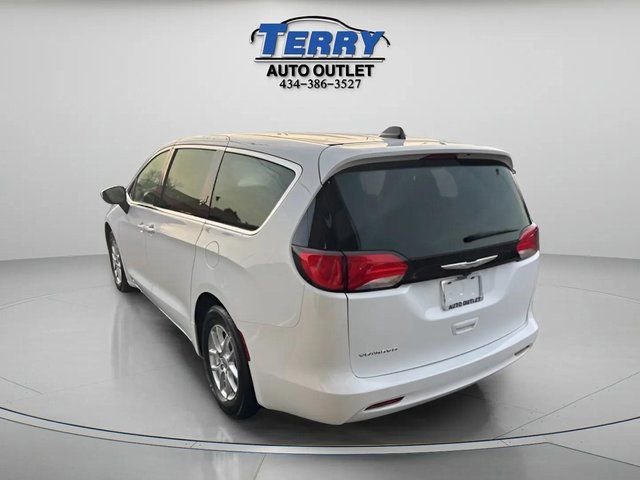 Used 2022 Chrysler Voyager LX image 5
