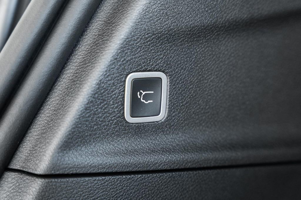 New 2026 Chrysler Pacifica Limited w/ Uconnect Theater Family Group image 10