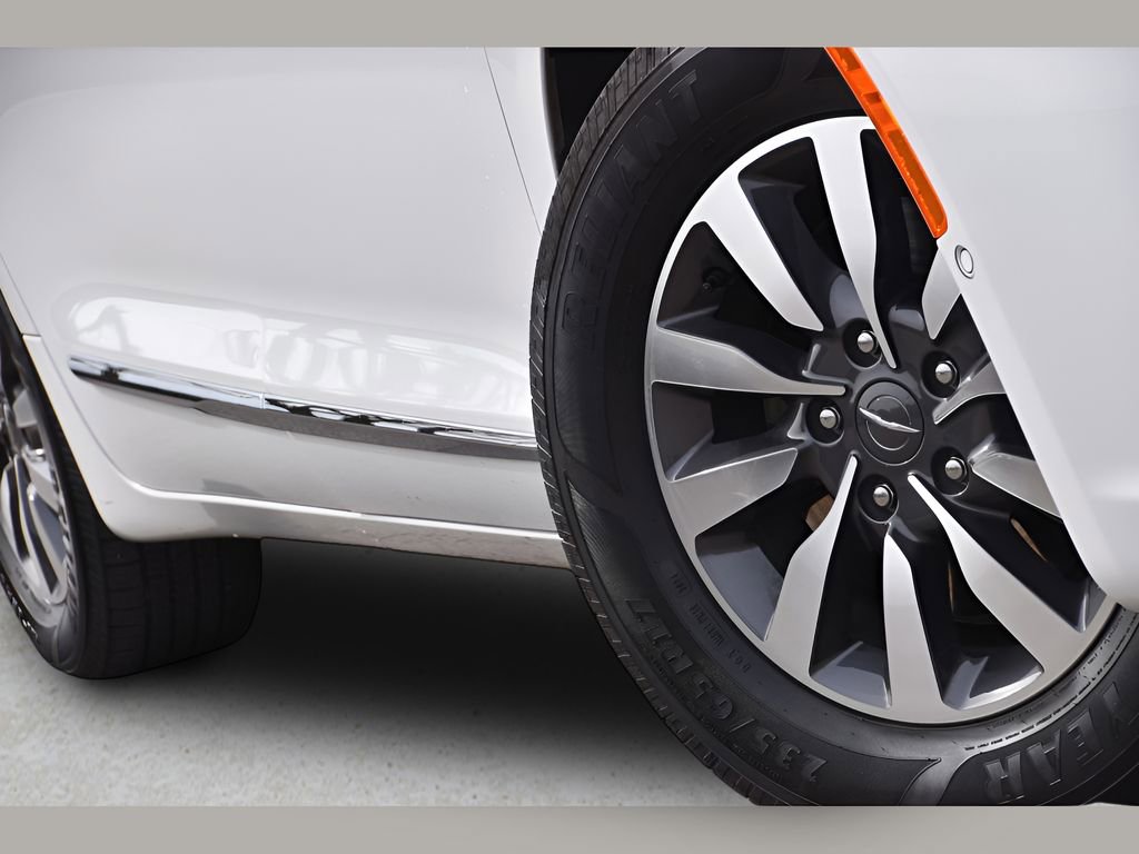 Used 2023 Chrysler Pacifica Limited w/ Uconnect Theater Family Group image 10