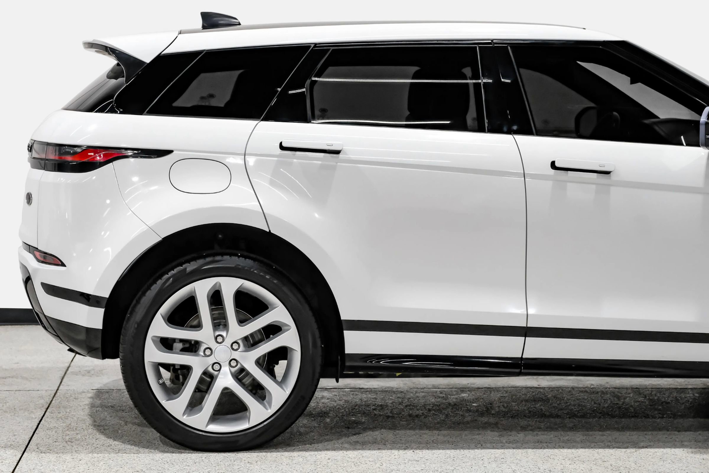 Used 2020 Land Rover Range Rover Evoque R-Dynamic SE image 15