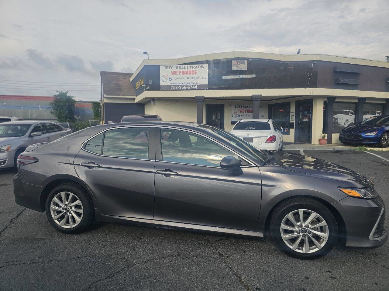 Used 2023 Toyota Camry LE image 4